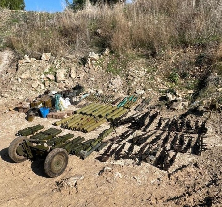 الجيش اللبناني يتسلم مزيدا من السلاح من مخيم (عين الحلوة) للاجئين الفلسطينيين                                                                                                                                                                             