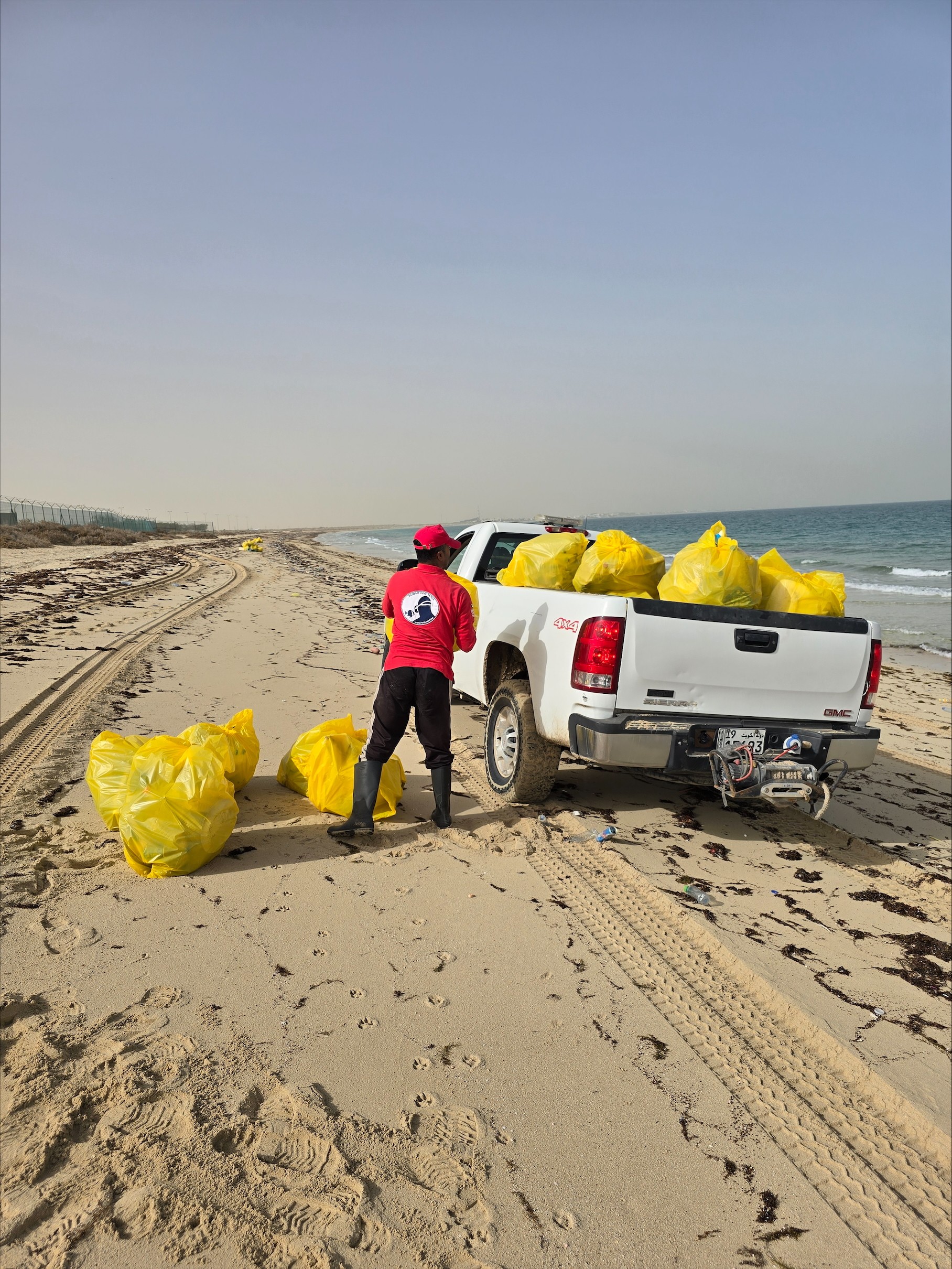 فريق الغوص الكويتي يرفع اربعة اطنان من المخلفات من ساحل الزور