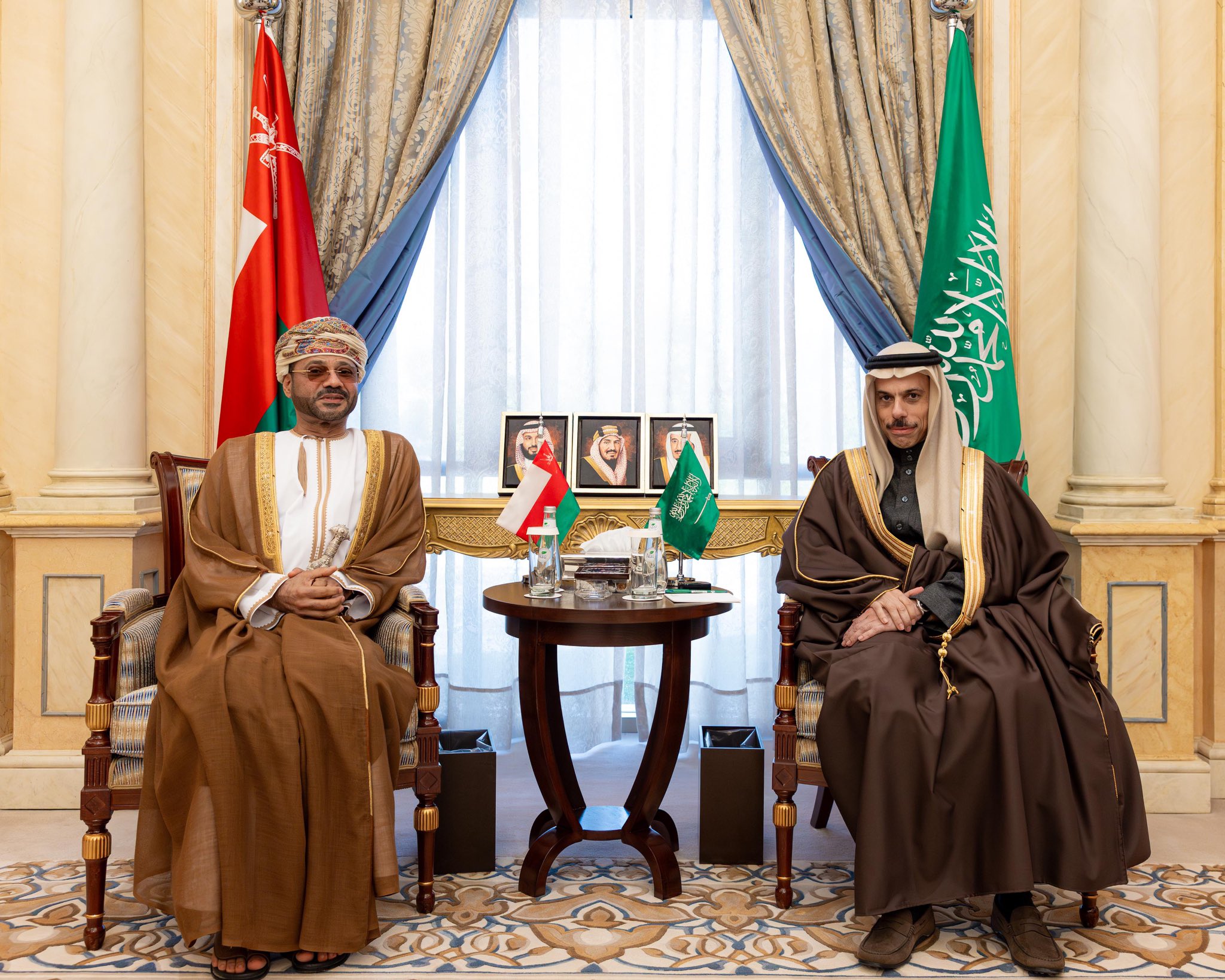 وزير الخارجية السعودي الأمير فيصل بن فرحان يستقبل وزير خارجية سلطنة عمان بدر البوسعيدي