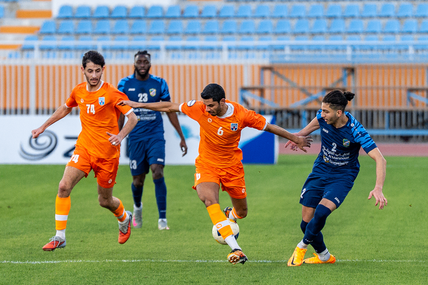 صراع على الكرة بين لاعبي الفريقين