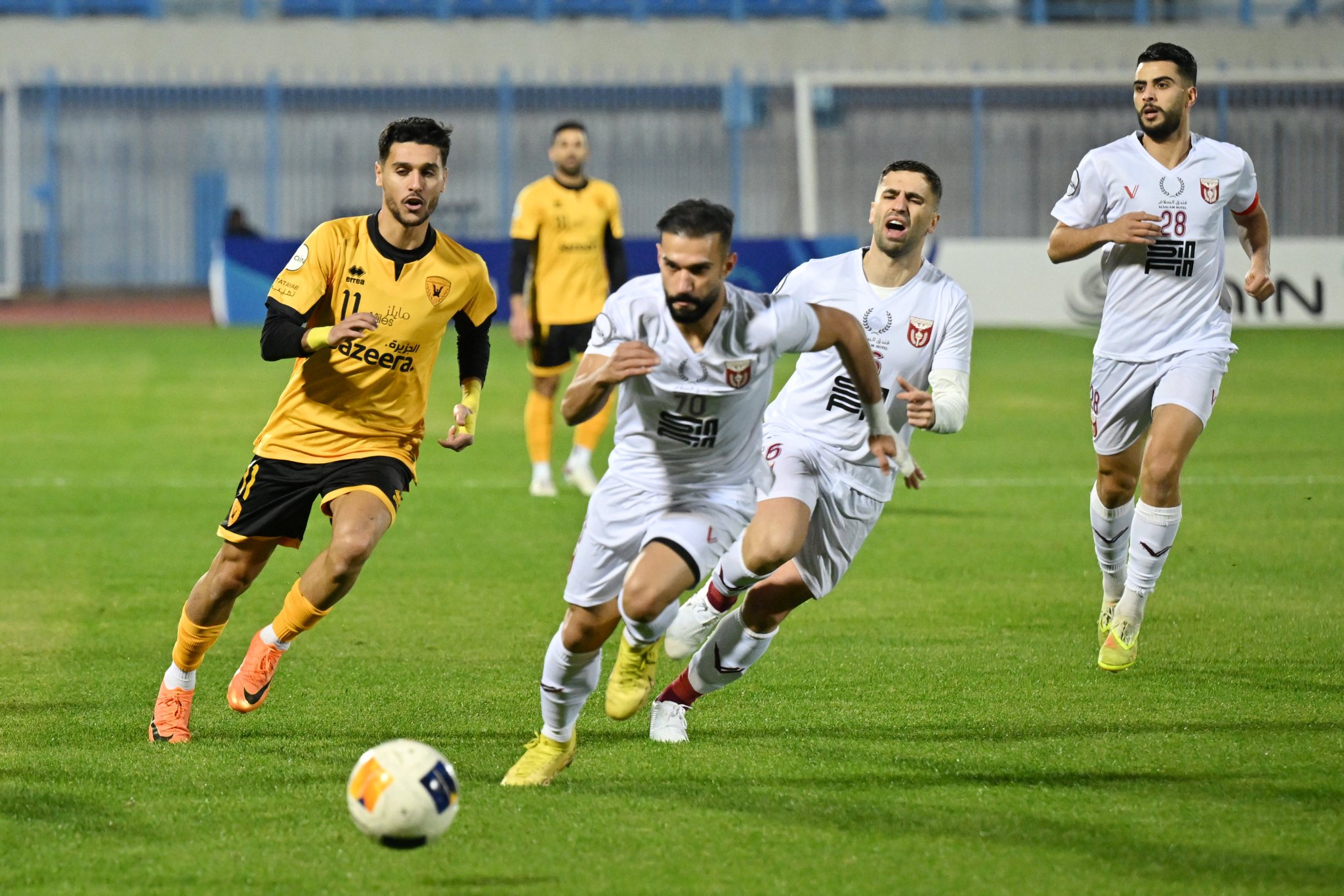 سباق على الكرة بين لاعبي الفريقين