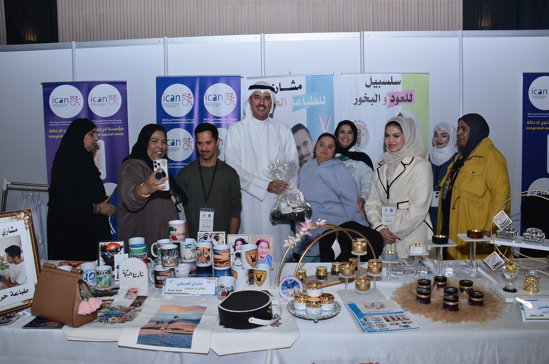 محافظ الأحمدي يطلع على احدى المشاريع في المعرض