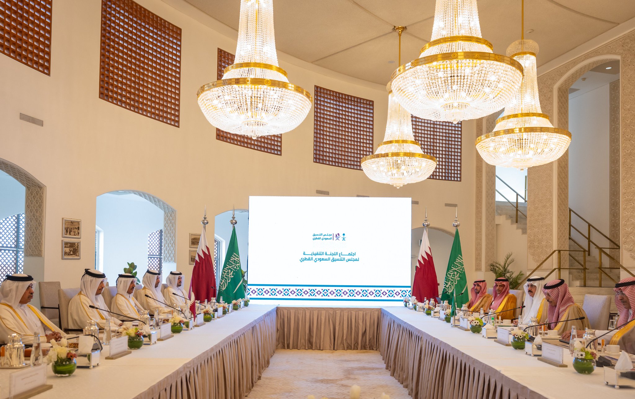 وزير الخارجية السعودي الأمير فيصل بن فرحان مع رئيس مجلس الوزراء وزير الخارجية القطري الشيخ محمد بن عبدالرحمن خلال المباحثات