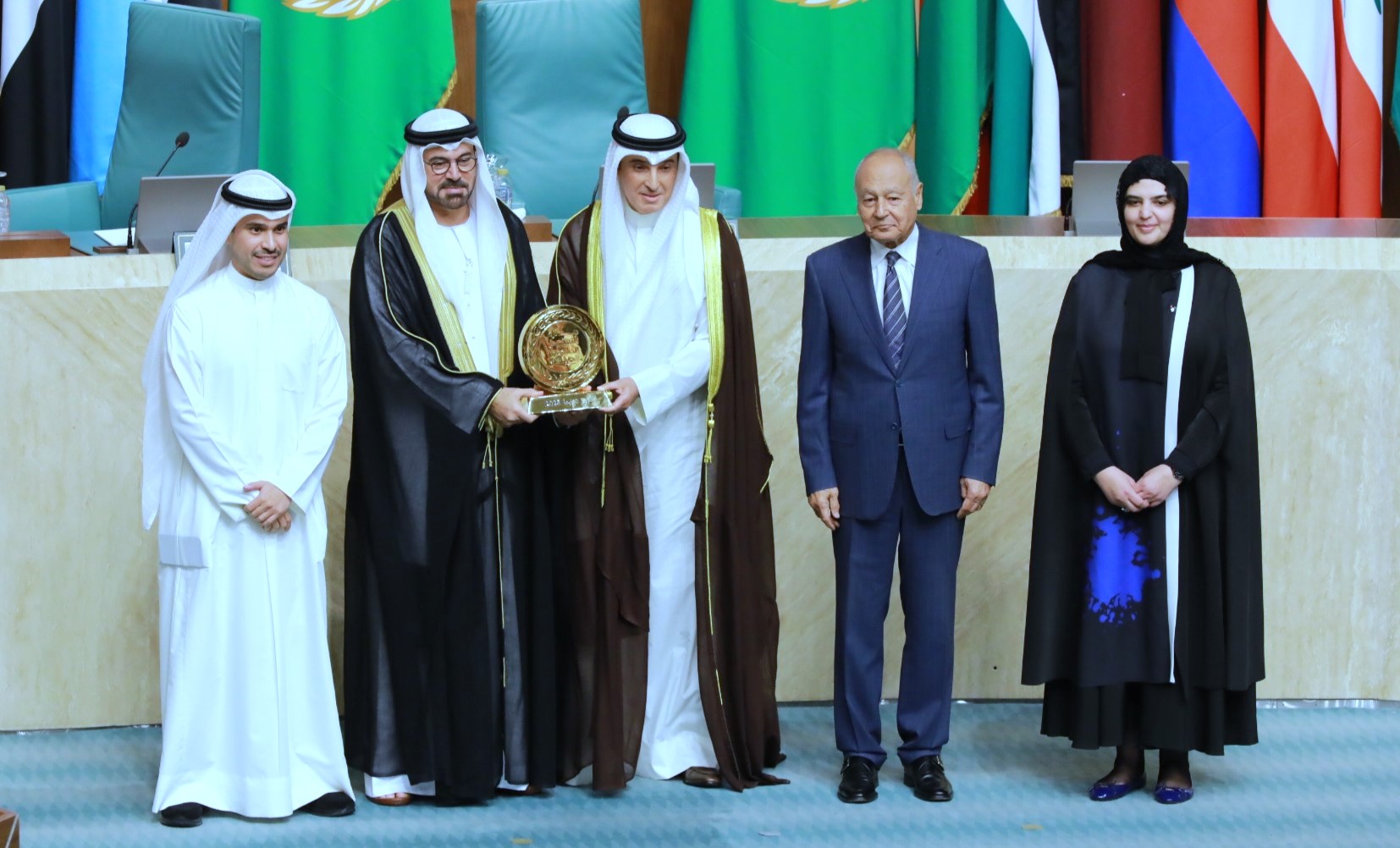 Le représentant du Koweït auprès de la Ligue arabe, Talal Al-Matiri, recevant les prix remportés par Nazaha et Sahel.