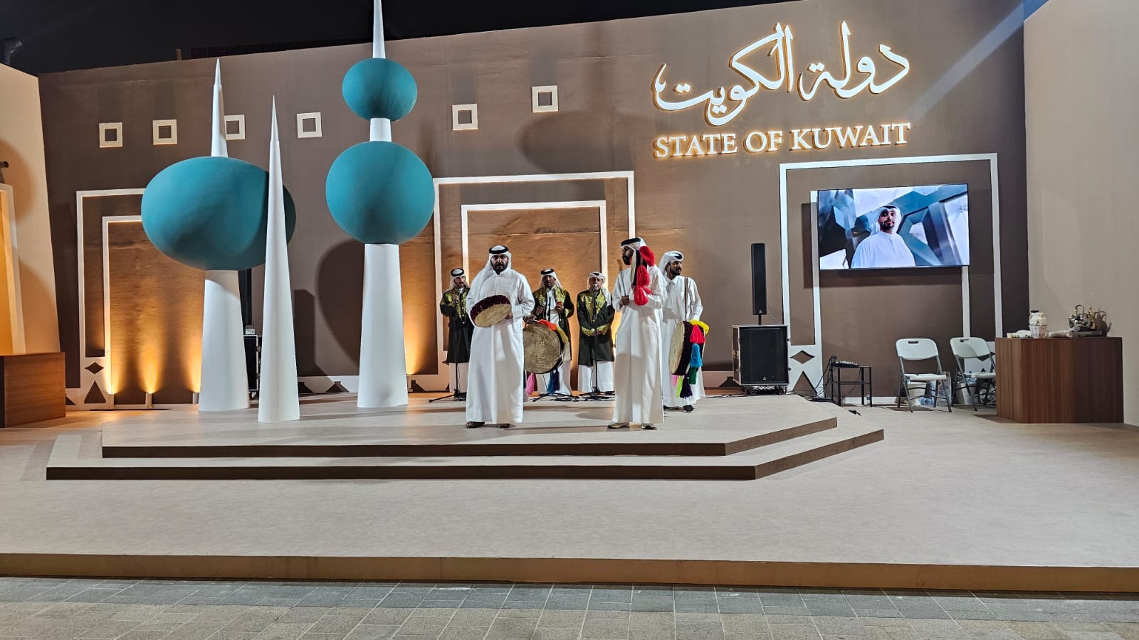 جناح دولة الكويت - الفرقة الشعبية الكويتية تغنت بالاغاني الوطنية