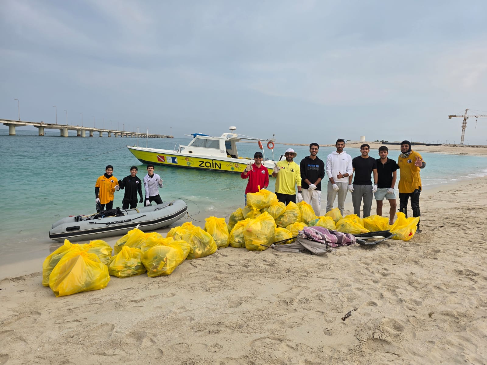 بعض الخلفات التي رفعها المشاركون في حملة تنظيف ساحل الزور