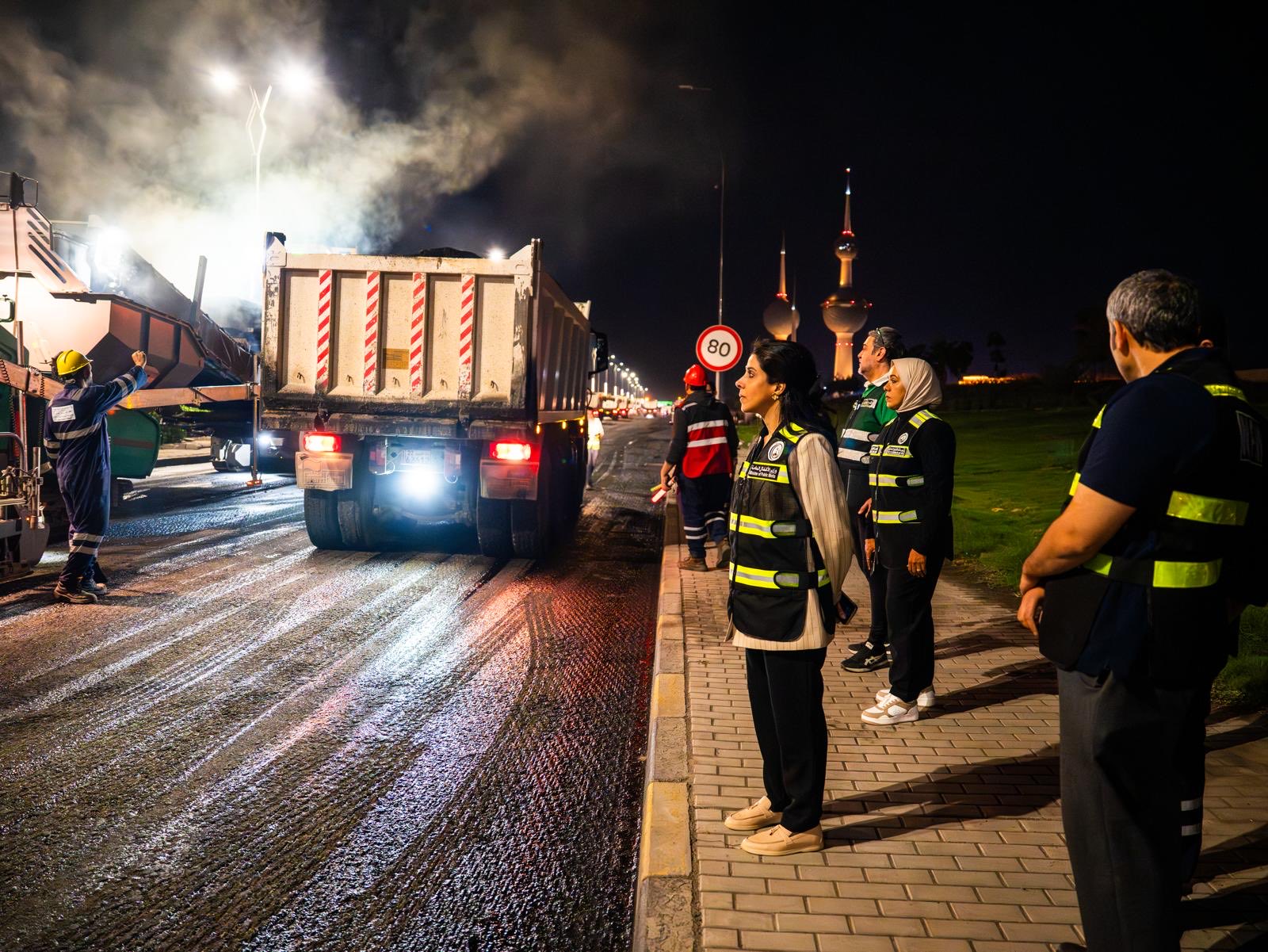 وزير الأشغال تتفقد أعمال الصيانة وفرش الطبقة الأسفلتية في شارع الخليج العربي                                                                                                                                                                              