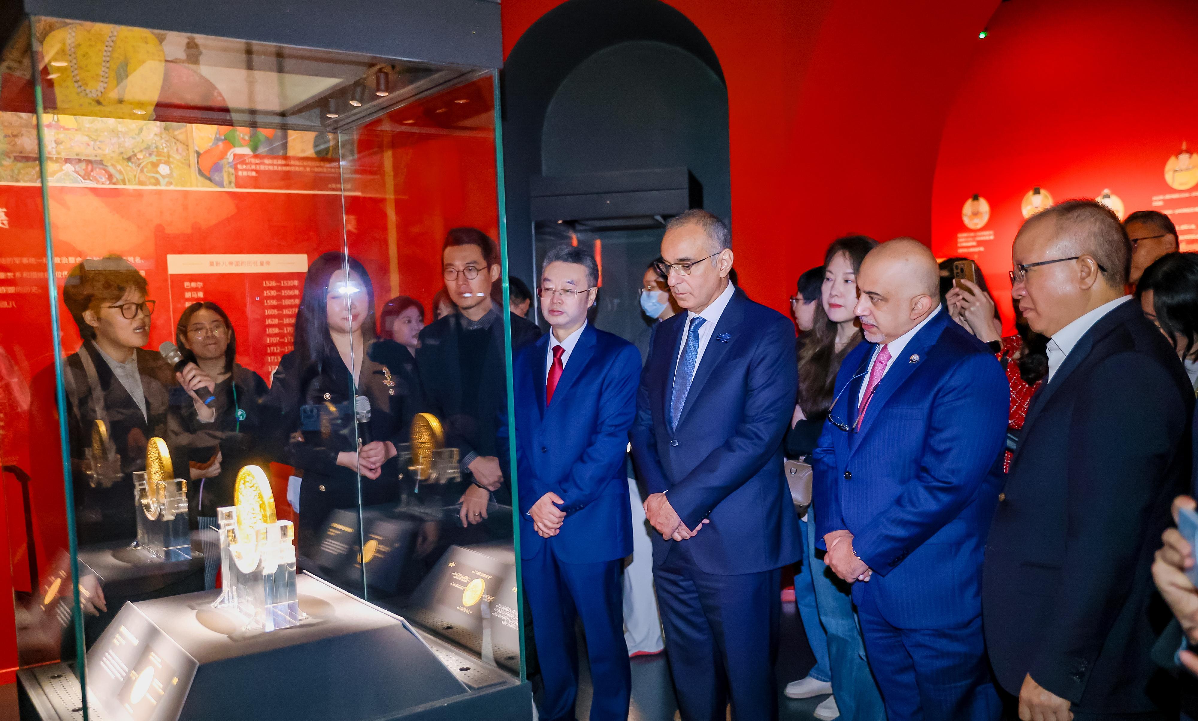 Al-Jassar inspecte les collections de l'exposition