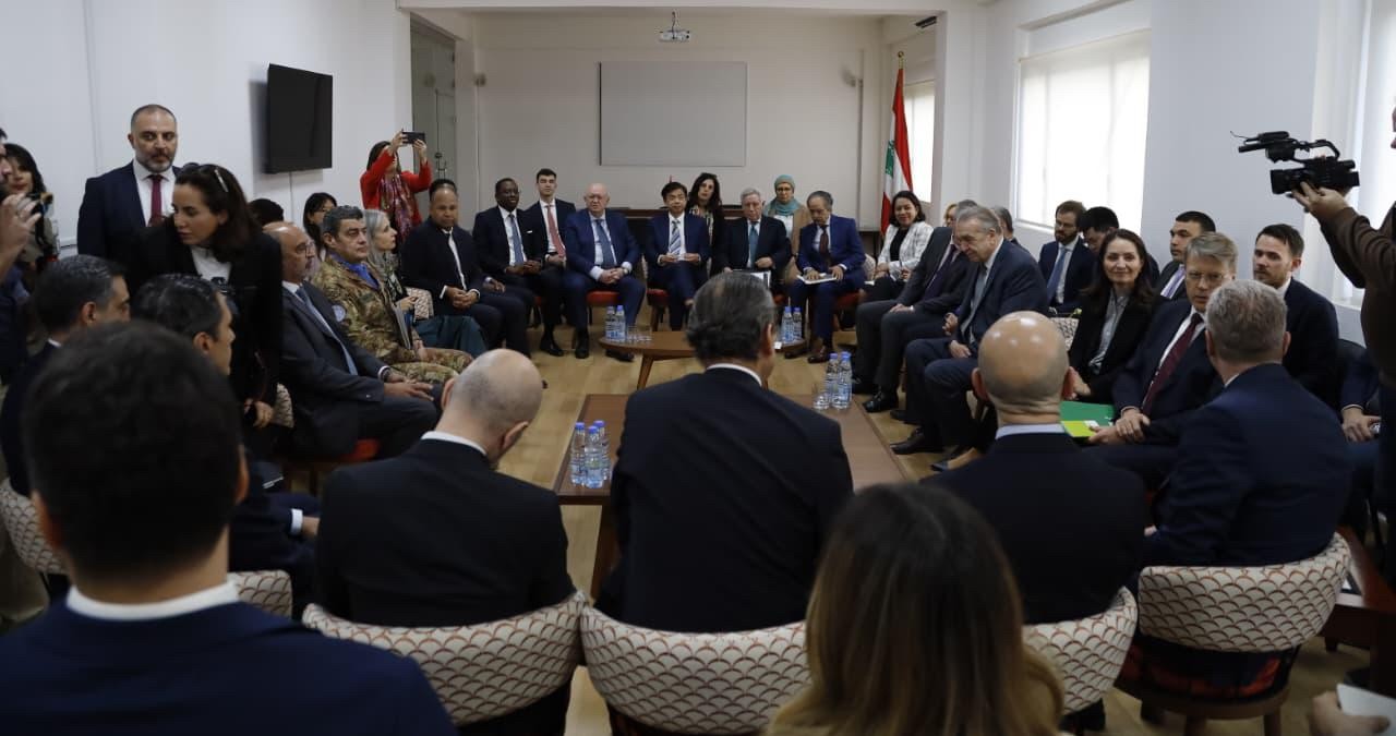 وزير خارجية والمغتربين اللبناني يوسف رجي خلال لقائه وفد مجلس الأمن الدولي في بيروت.