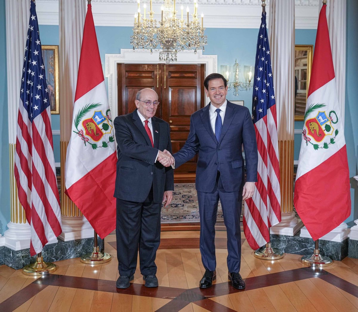 وزير الخارجية الأمريكي ماركو روبيو ونظيره البيروفي هوغو دي زيلا في واشنطن