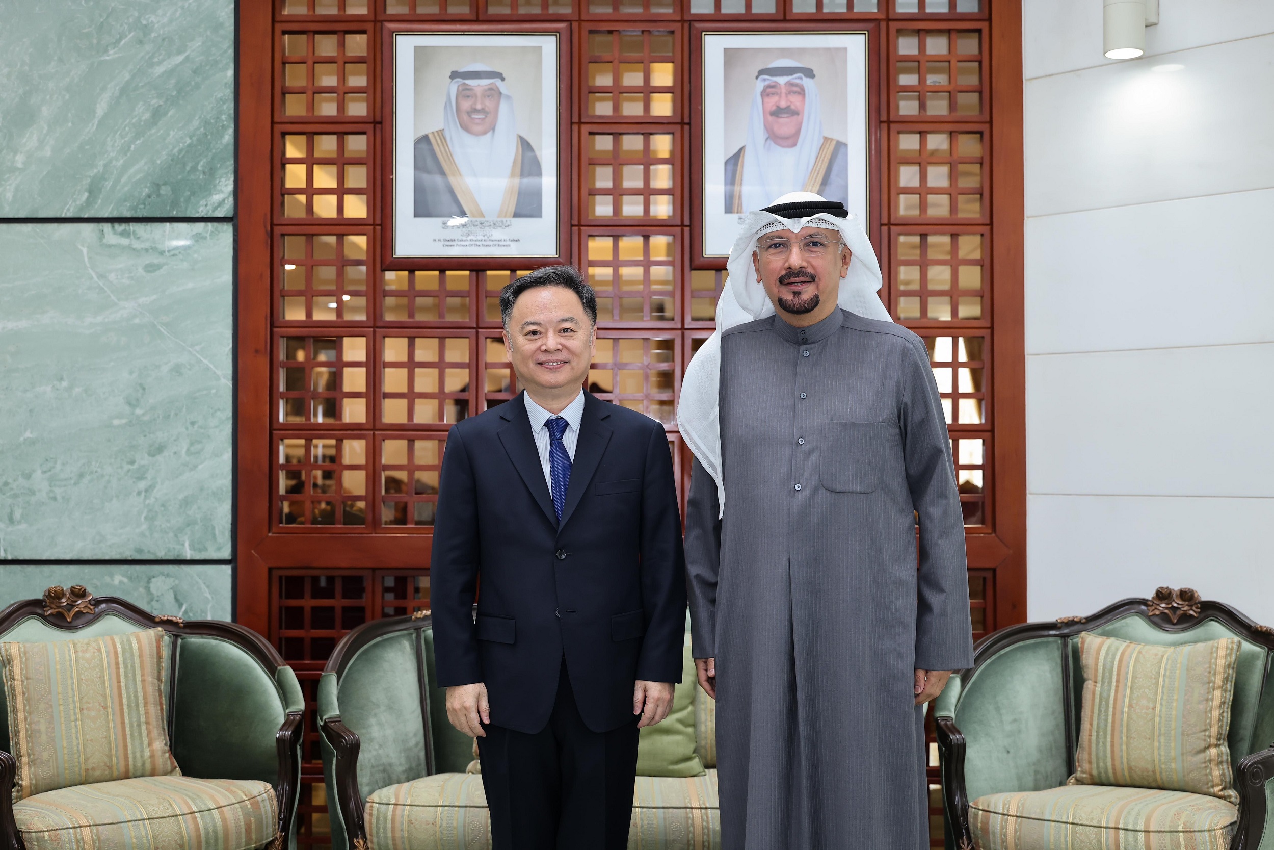 سفير الكويت لدى الصين جاسم الناجم ومدير (إدارة غرب آسيا وشمال أفريقيا) بالخارجية الصينية تشن وي تشنغ