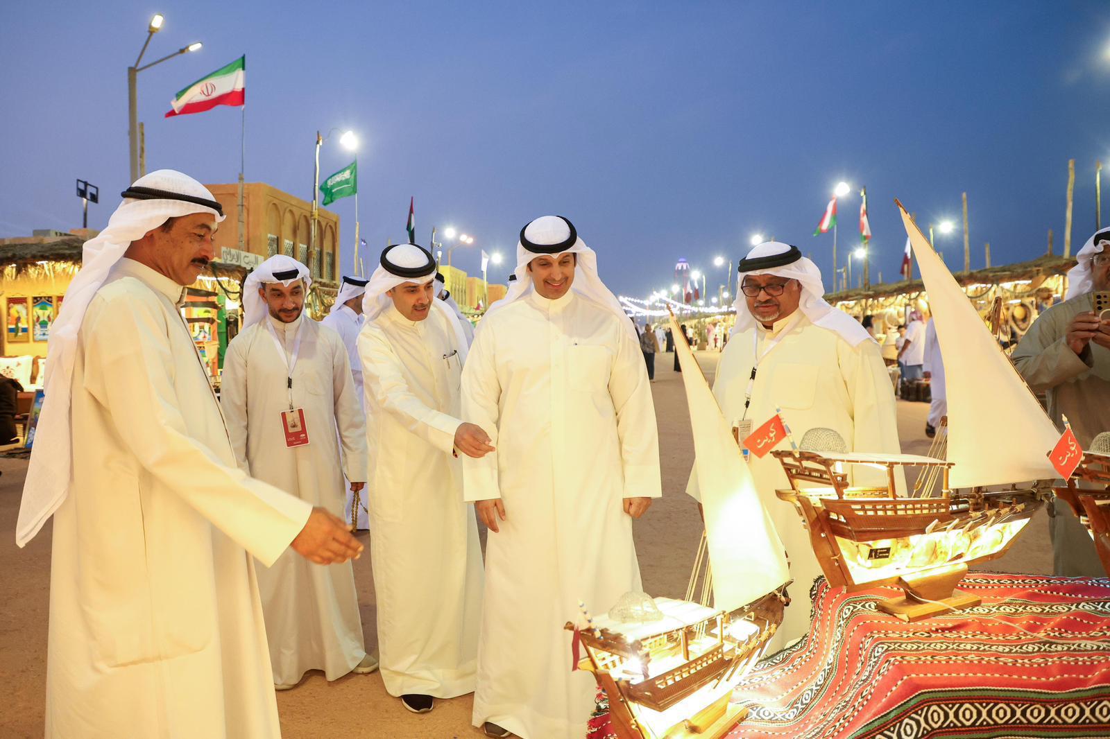 Kuwait Info. Min. visits Kuwaiti pavilions displaying in Qatar