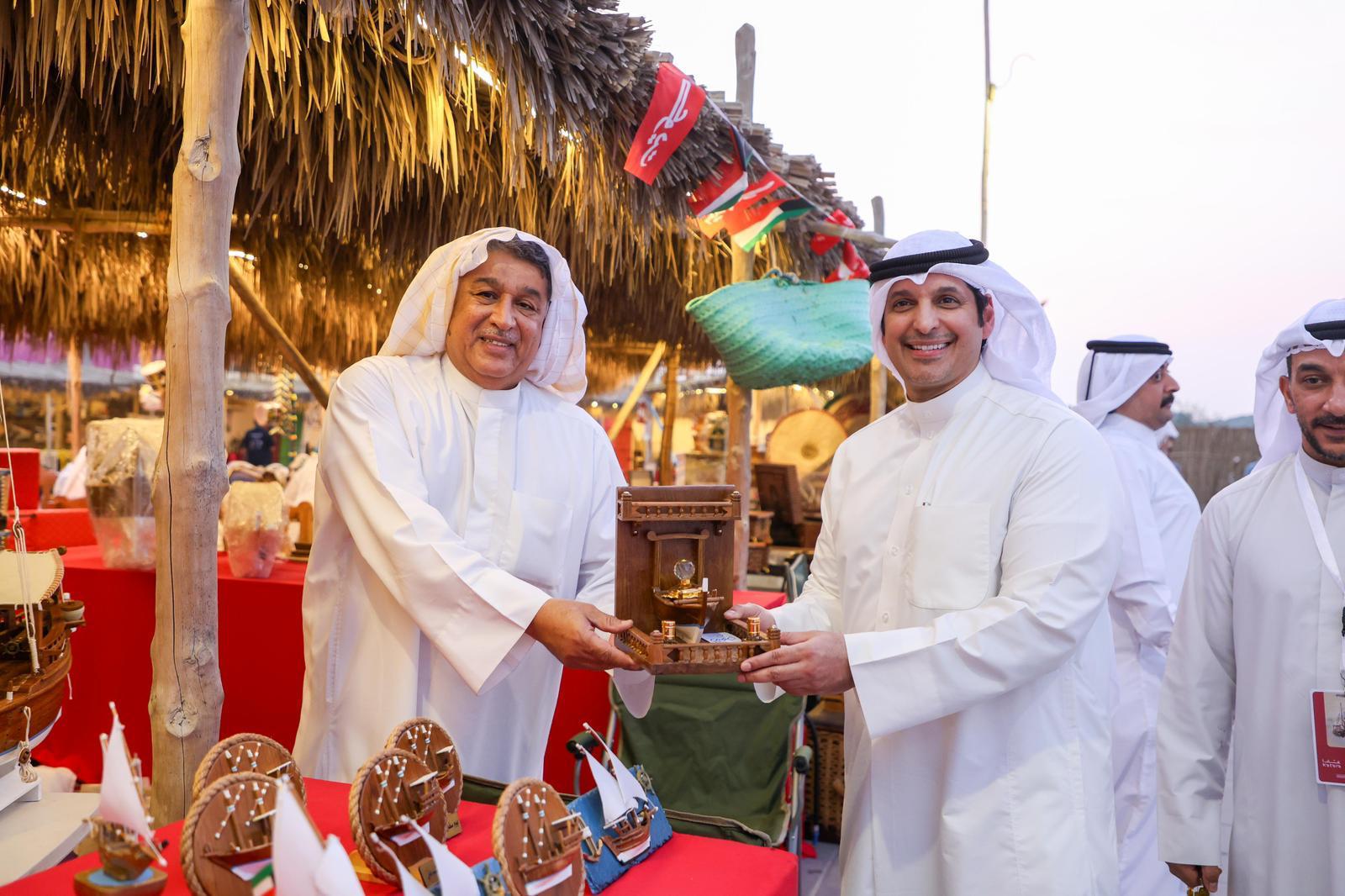 Le ministre de l’Information visite les pavillons koweïtiens au festival « Darb Lusail » au Qatar