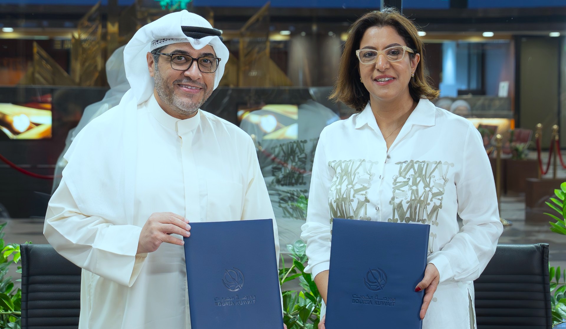 Le chef du Département marketing de la Bourse, Nasser Al-Sanoussi, et la directrice générale d’Injaz, Leila Al-Mutairi.