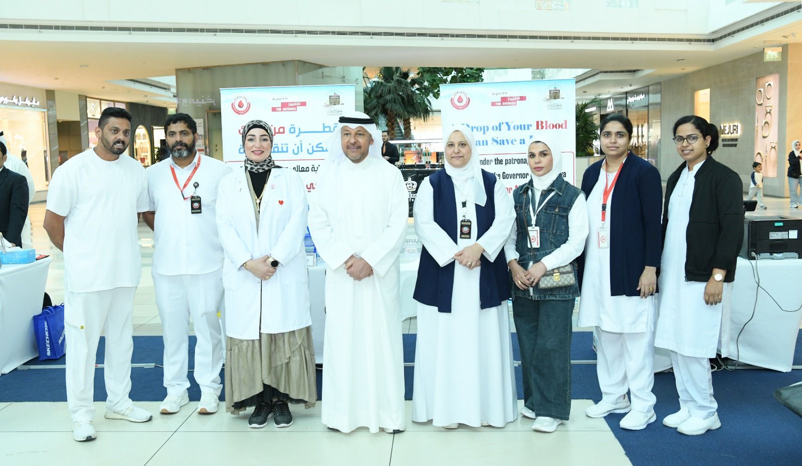 محافظ الفروانية الشيخ عذبي ناصر العذبي الصباح لدى رعايته وحضوره حملة (قطرة من دمك ممكن أن تنقذ حياة) للتبرع بالدم في مجمع الأفنيوز

