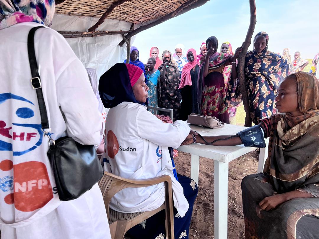 جانب من أعمال العيادة الميدانية الثالثة للنازحين السودانيين بمنطقة (طويلة) بولاية شمال دارفور