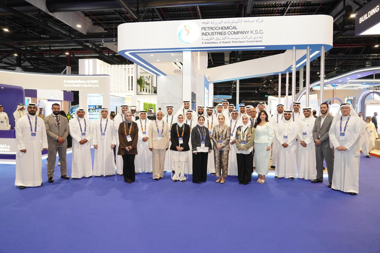 صورة جماعية لوفد شركة صناعة الكيماويات البترولية الكويتية في منتدى (جيبكا 19) بالبحرين