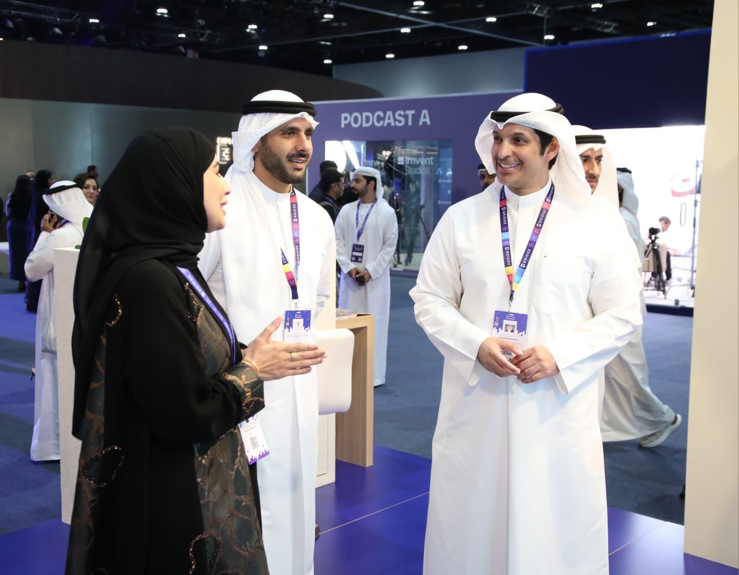 وزير الإعلام خلال جولته في المعرض المصاحب للقمة وزيارته جناح مؤسسة الإنتاج البرامجي المشترك واطلاعه على أبرز مشاريعها الإعلامية