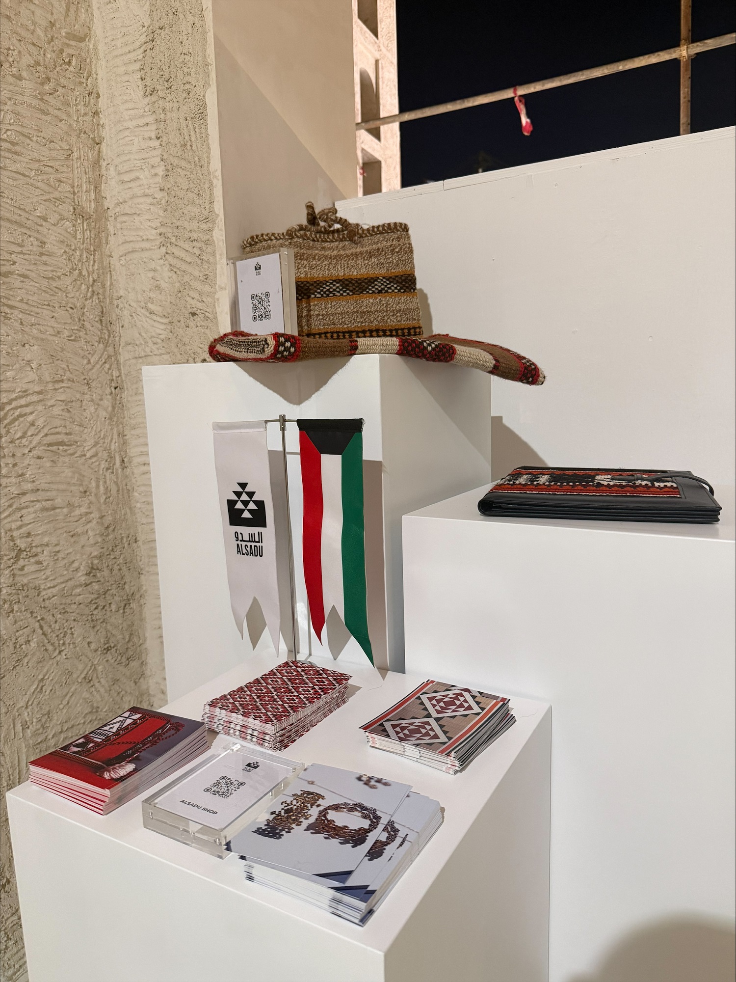 أعمال (السدو الكويتية).. مشاهد نابضة بتفاصيل التراث الأصيل في (ليالي المحرق)