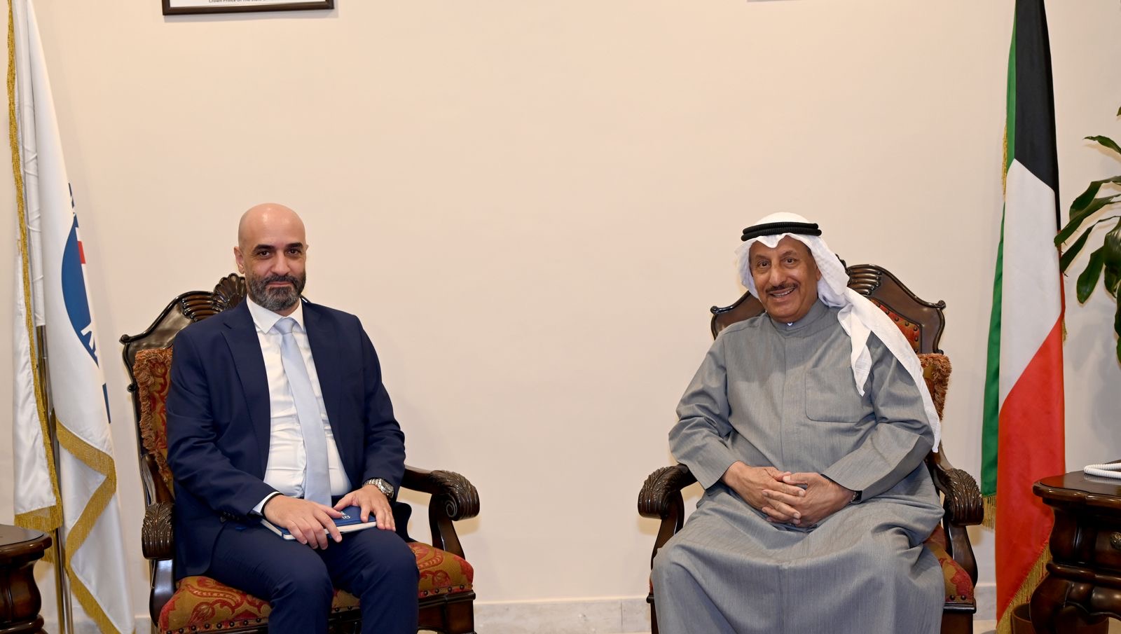 رئيس مجلس إدارة جمعية الهلال الأحمر الكويتي خالد المغامس مستقبلا رئيس بعثة المنظمة الدولية للهجرة لدى دولة الكويت مازن أبو الحسن