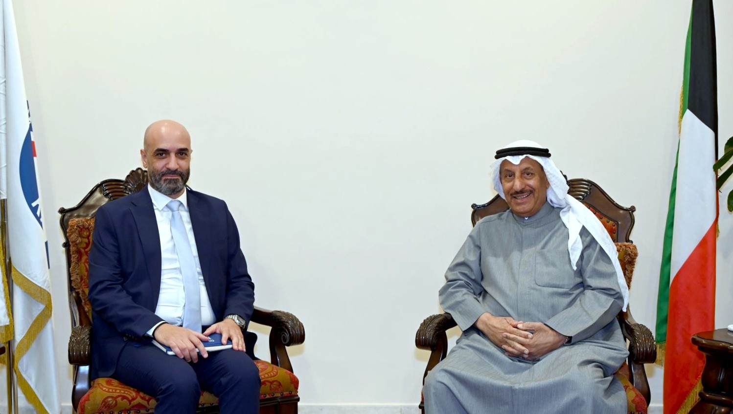 Le président du Croissant-Rouge, Khaled Al-Maghmas, et le chef de mission de l’OIM, Mazen Abou Al-Hassan.