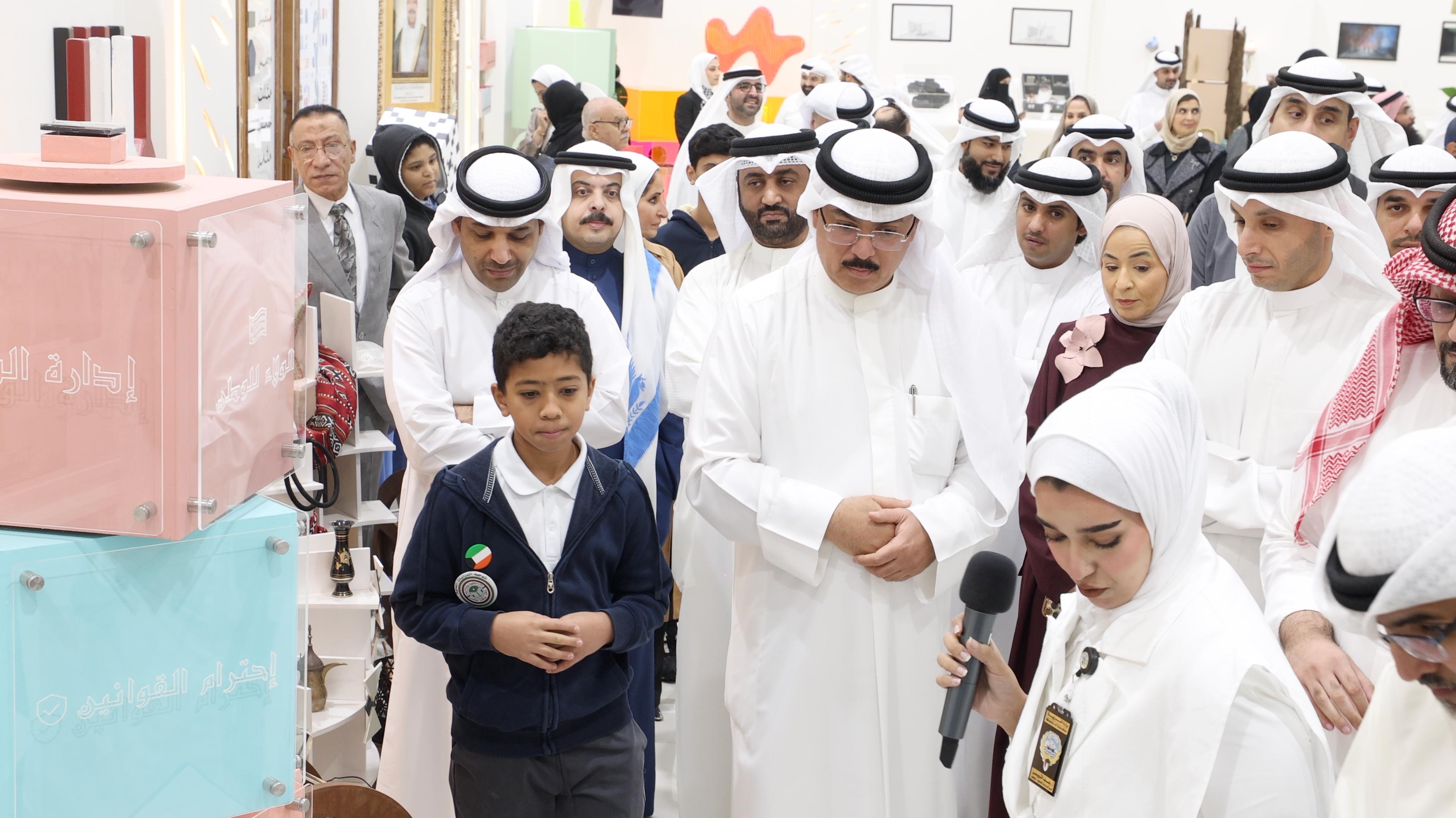 وزير التربية يفتتح فعالية (إكسبو منهج برؤية مستقبلية) للدراسات العملية