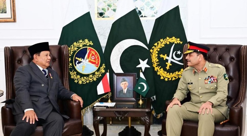 رئيس أركان الجيش الباكستاني عاصم منير مع الرئيس الإندونيسي برابوو سوبيانتو