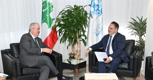 وزير المالية اللبناني ياسين جابر خلال اجتماعه مع الممثل المقيم للبنك الدولي في لبنان إنريكي بلانكو آرماس في مقر وزارة المالية