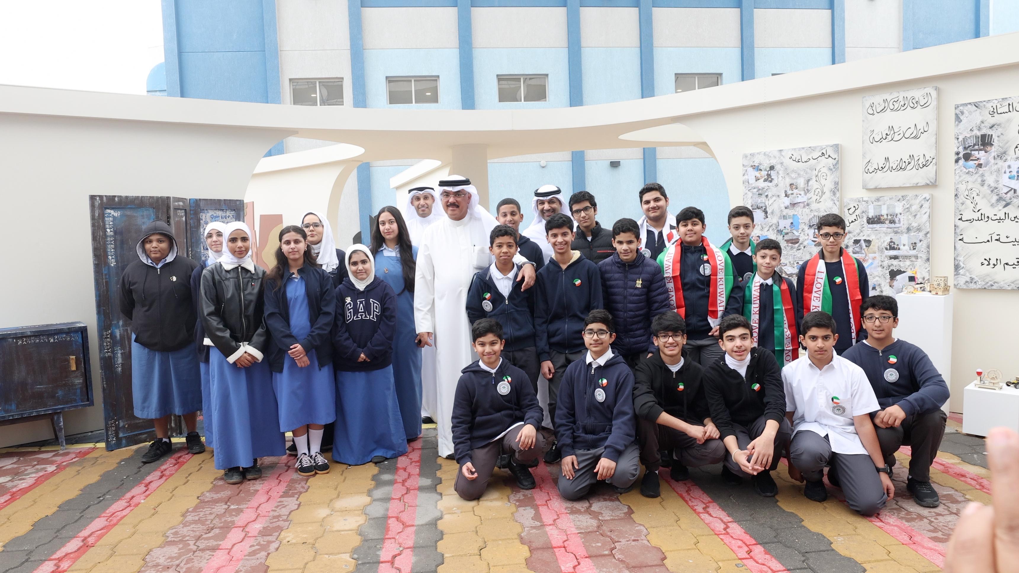 Le ministre de l'Educaion avec des élèves à l'Expo, une approche avec une vision futuriste