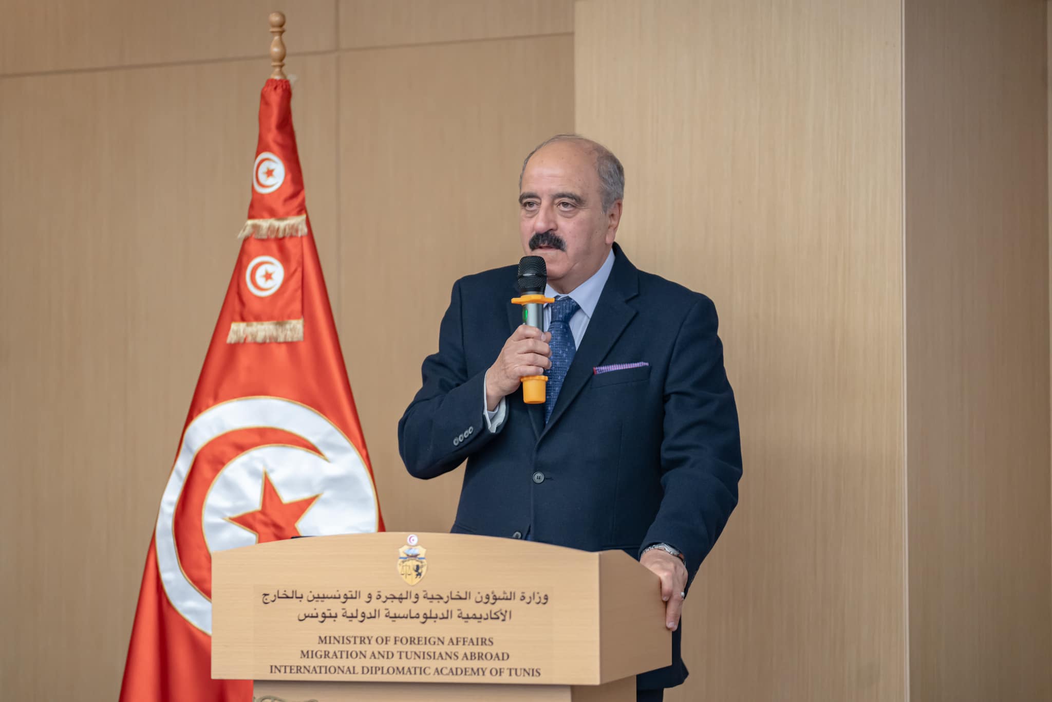 وزير الشؤون الخارجية والهجرة والتونسيين بالخارج محمد علي النفطي يلقي كلمته خلال المؤتمر