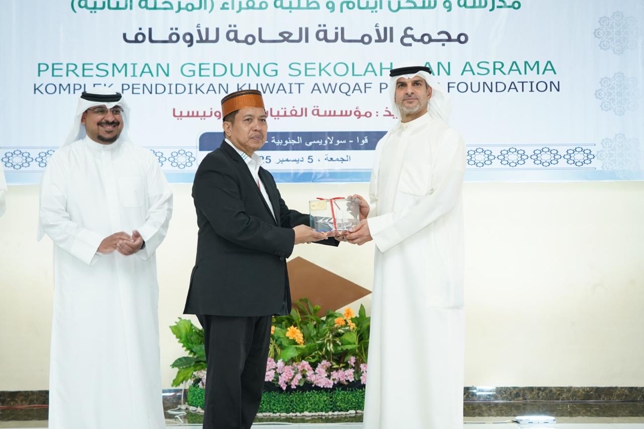 سفير دولة الكويت لدى جمهورية إندونيسيا خالد الياسين مكرما احدى المسؤولين في المشروع الإنساني