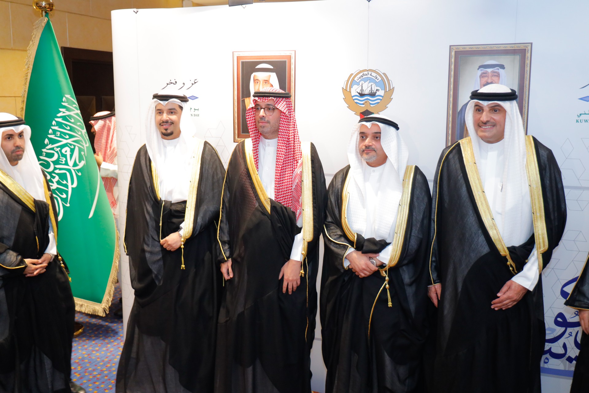 القنصل العام لدولة الكويت ومندوبها الدائم يوسف التنيب إلى جانب محافظ جدة الأمير سعود بن عبدالله بن جلوي ومدير فرع وزارة الخارجية بمنطقة مكة المكرمة فريد الشهري