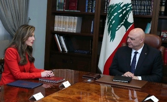 Le président libanais, Joseph Aoun, recevant l’émissaire du président américain pour le Moyen-Orient, Morgan Ortagus.