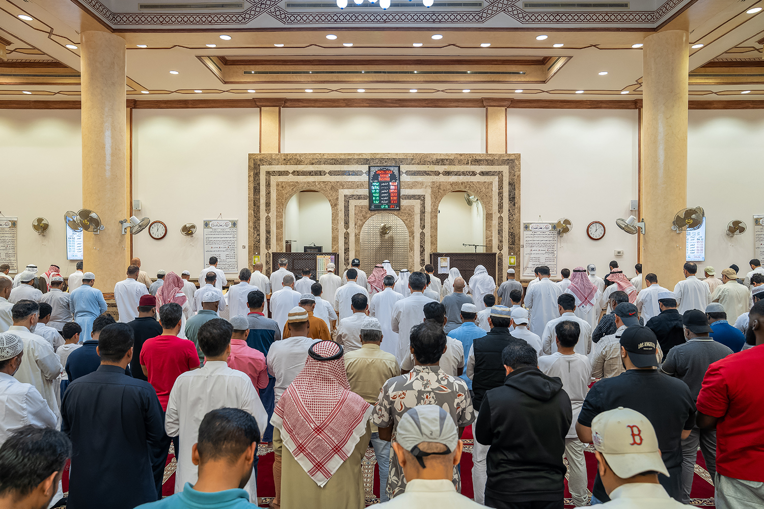 جموع المصلين يؤدون صلاة القيام وسط اجواء ايمانية