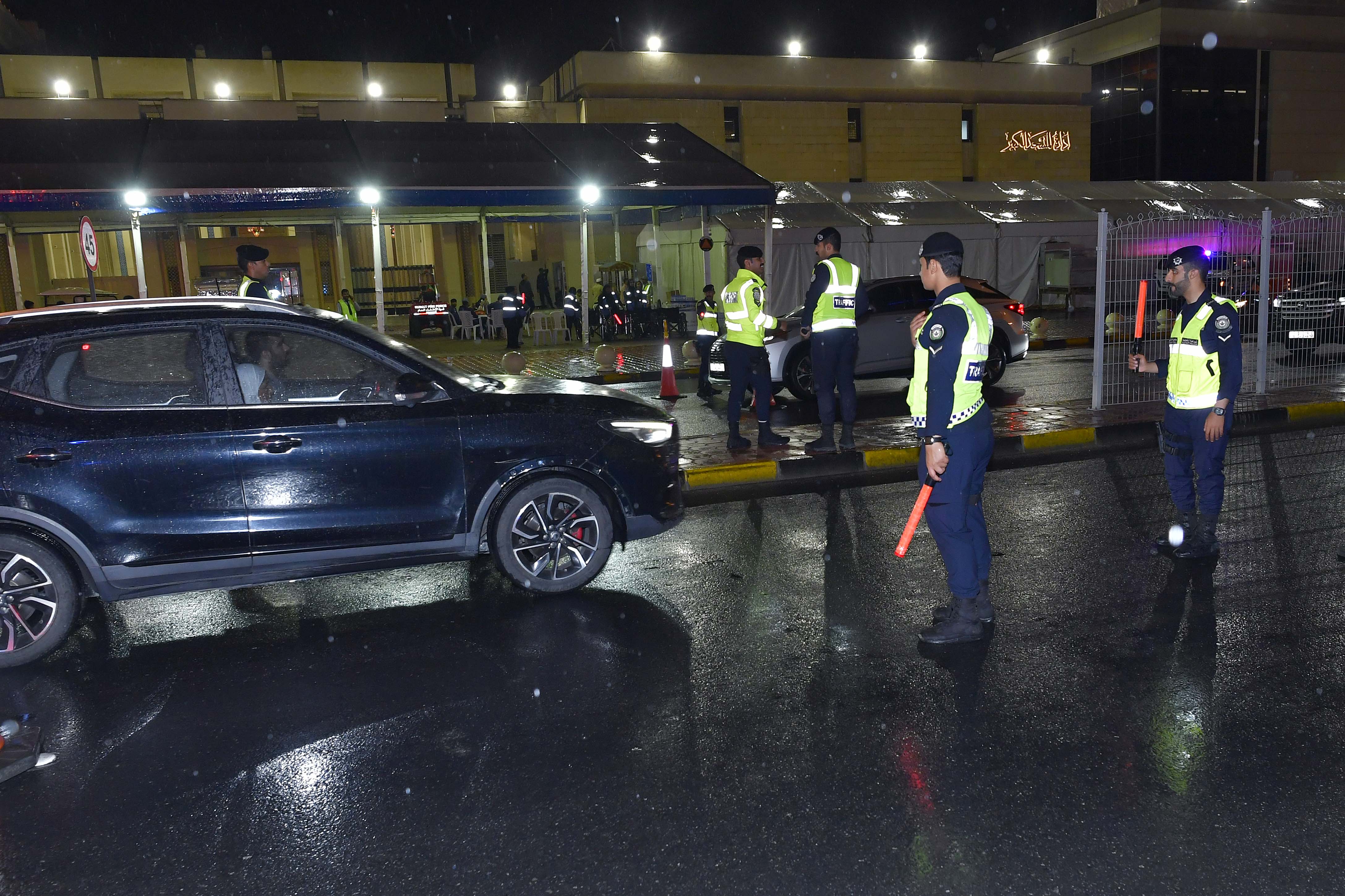 جانب من عملية التنظيم الأمني في مسجد الدولة الكبير