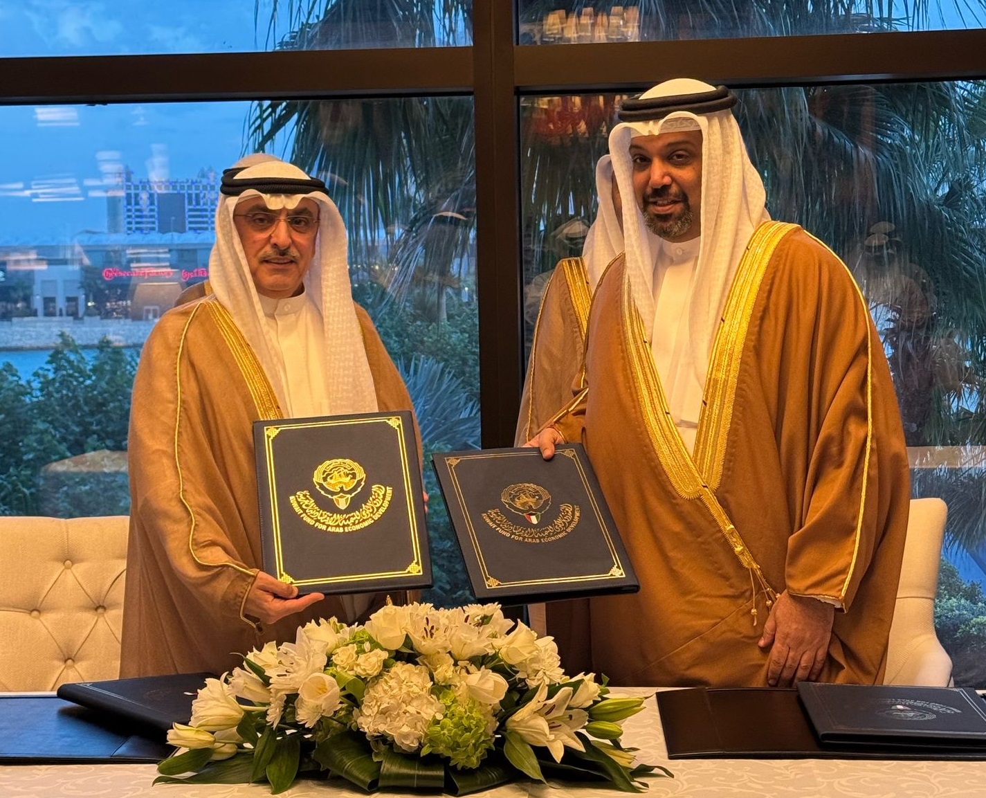 المدير العام للصندوق الكويتي للتنمية بالوكالة وليد البحر و وزير المالية والإقتصاد البحريني الشيخ سلمان بن خليفة