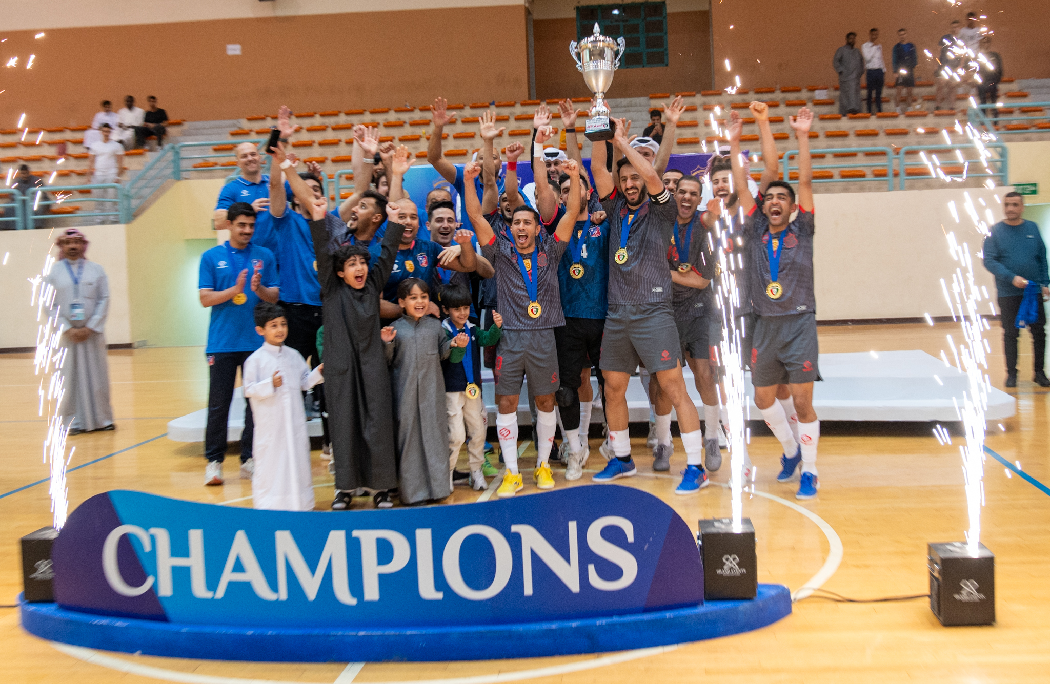 تتويج لاعبي نادي الكويت بلقب البطولة