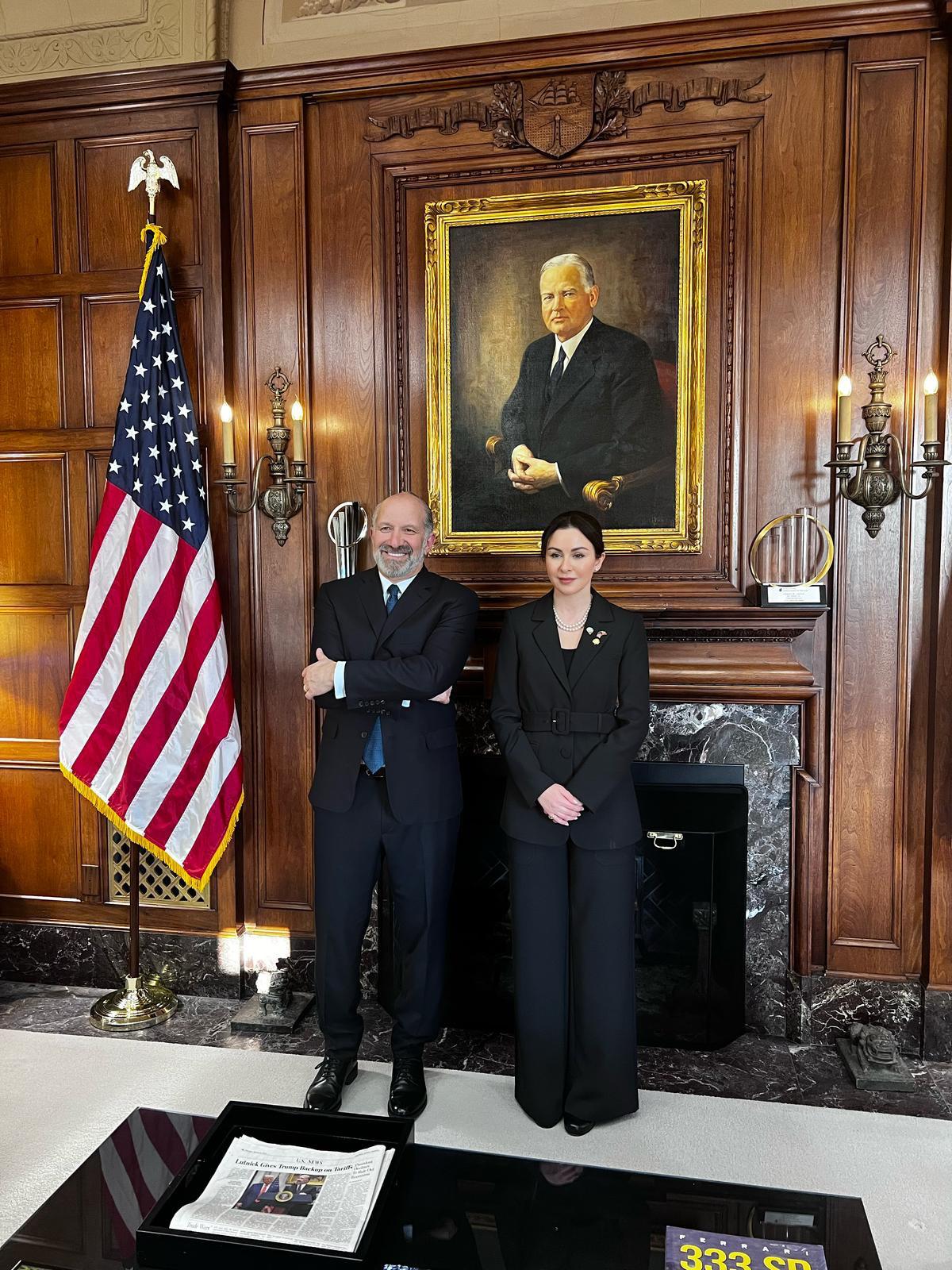 سفيرة دولة الكويت لدى الولايات المتحدة الأمريكية الشيخة الزين الصباح مع وزير التجارة الأمريكي هوارد لوتنيك