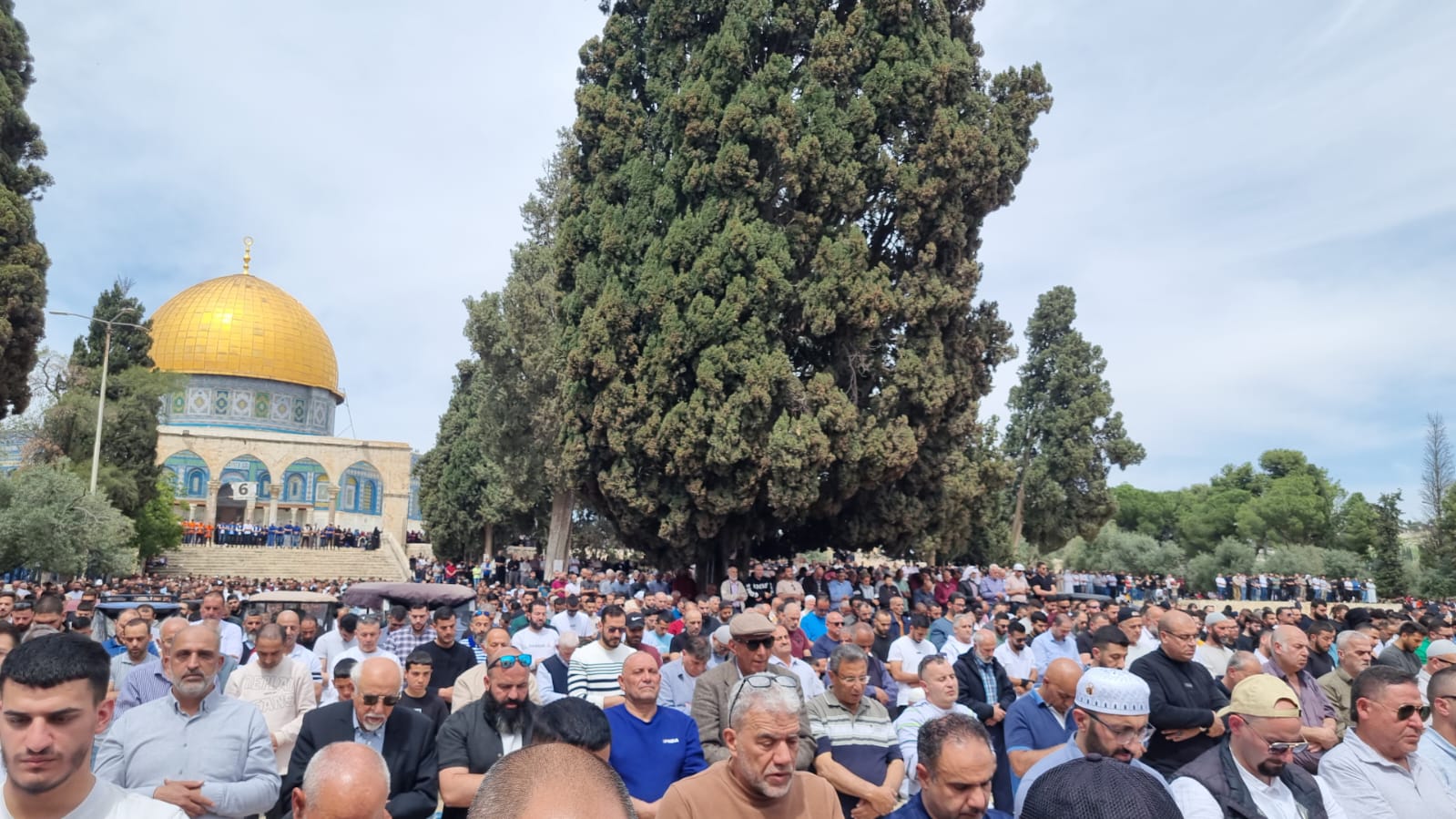 Over 75,000 Palestinians perform last Friday prayer of Ramadan at Al-Aqsa Mosque