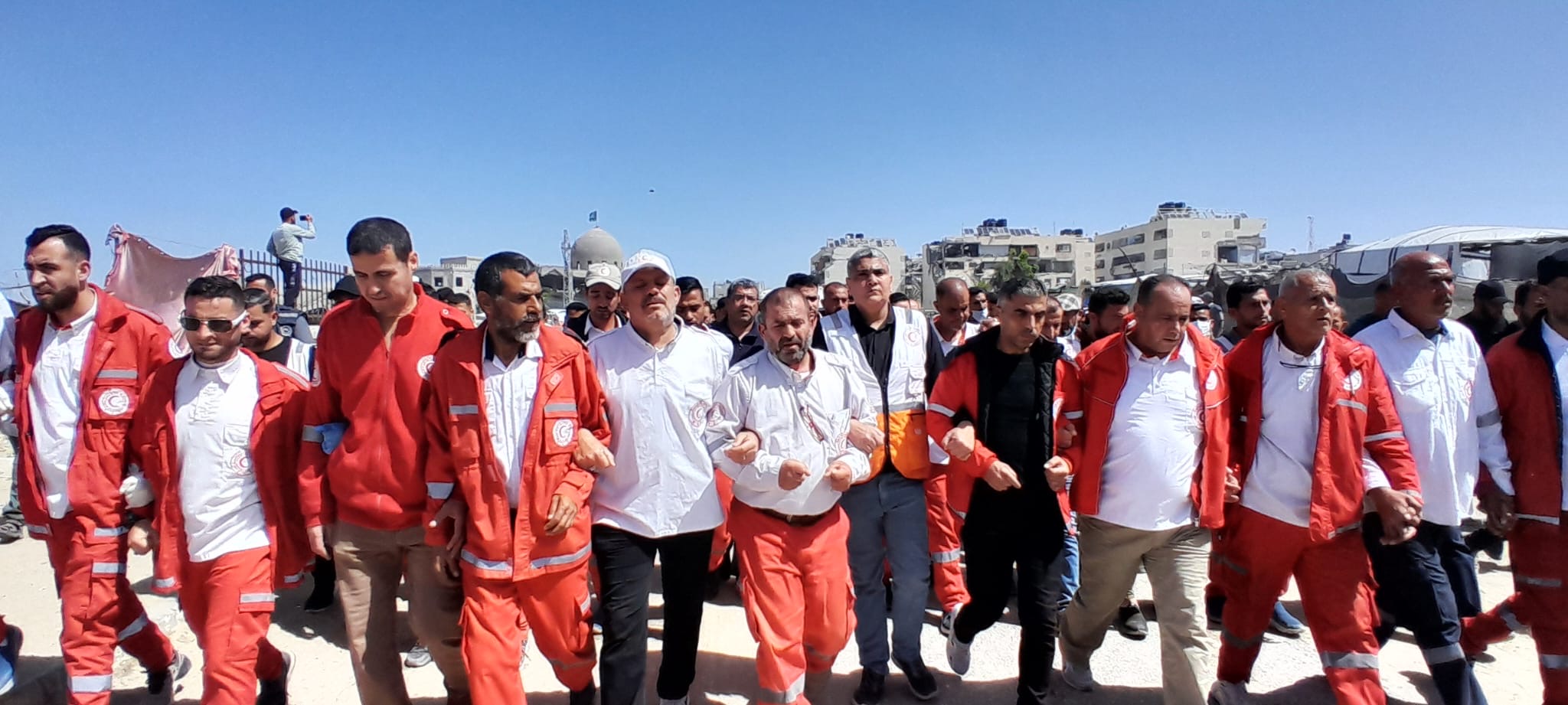 تشييع جثامين 9 شهداء من طواقم الهلال الأحمر الفلسطيني بمدنية خان يونس