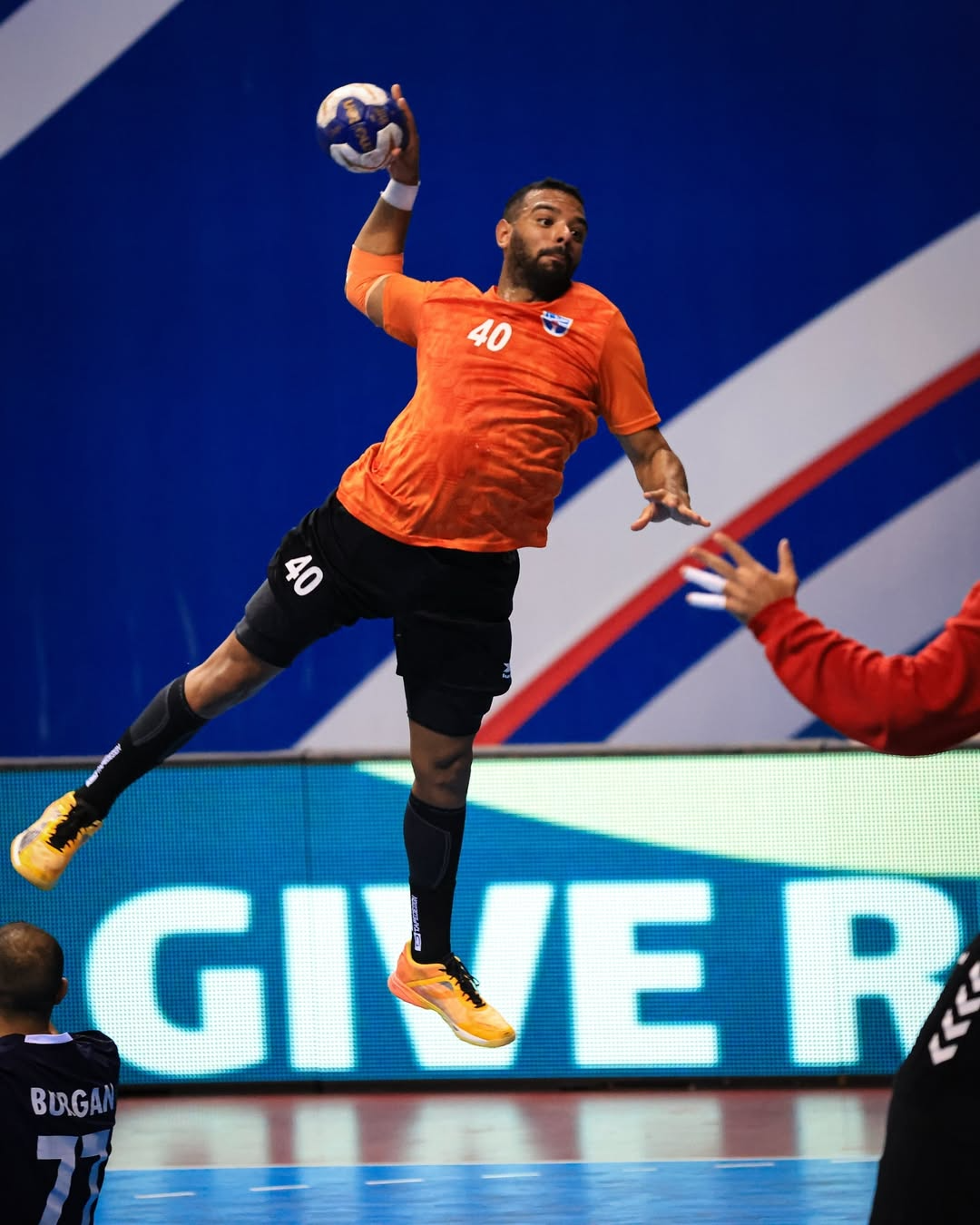 لحظة رمي لاعب كاظمة للكرة تجاه مرمى النصر