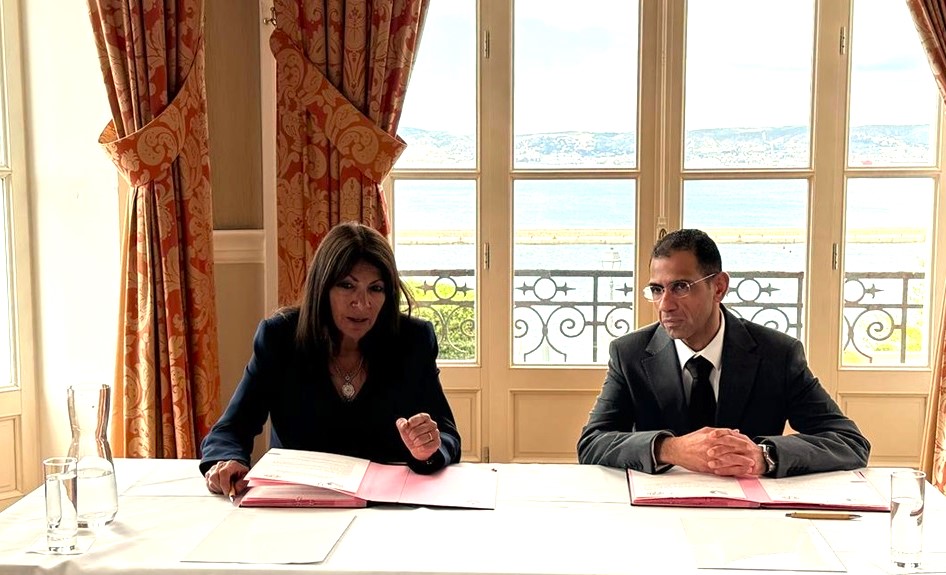 La présidente de l'Association des maires francophones, Anne Hidalgo, et le le président de l'Organisation des villes arabes, Abderrahmane Al-Asfour.