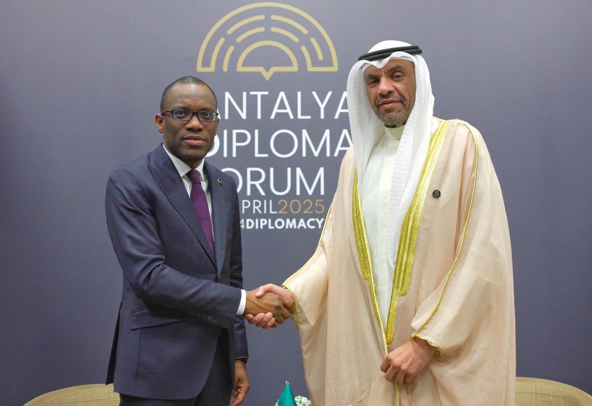 Representative of Kuwait's Crown Prince meets with Beninese FM