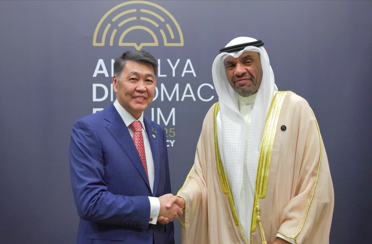 Kuwait Crown Prince's Representative meets IOFS Director-General