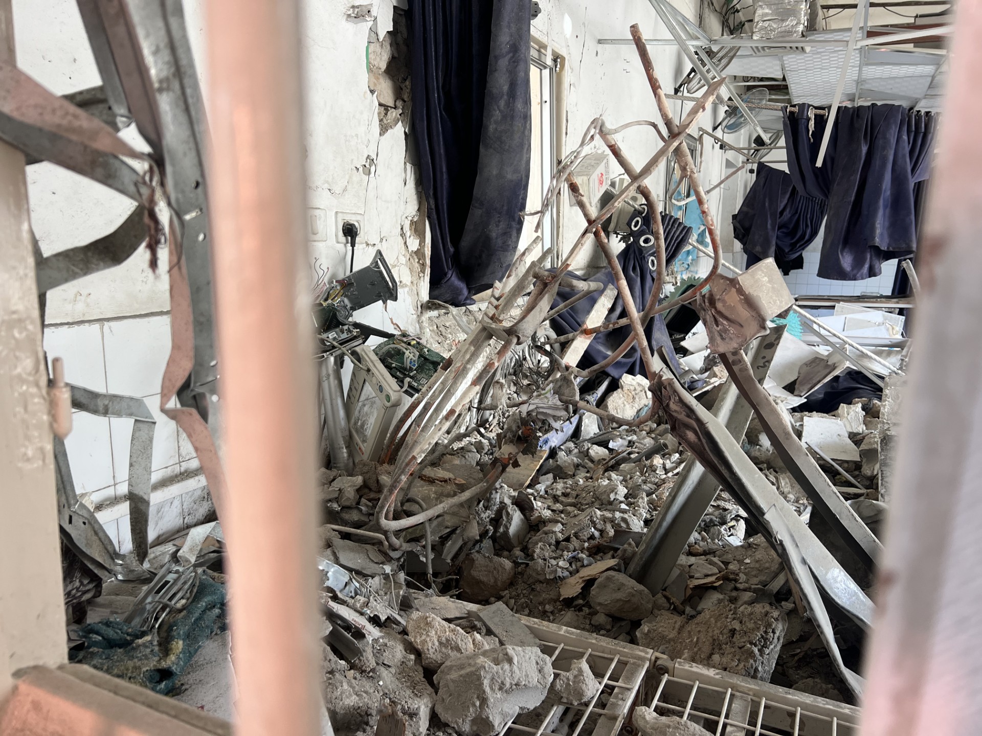 دمار واسع في أقسام مستشفى المعمداني بغزة