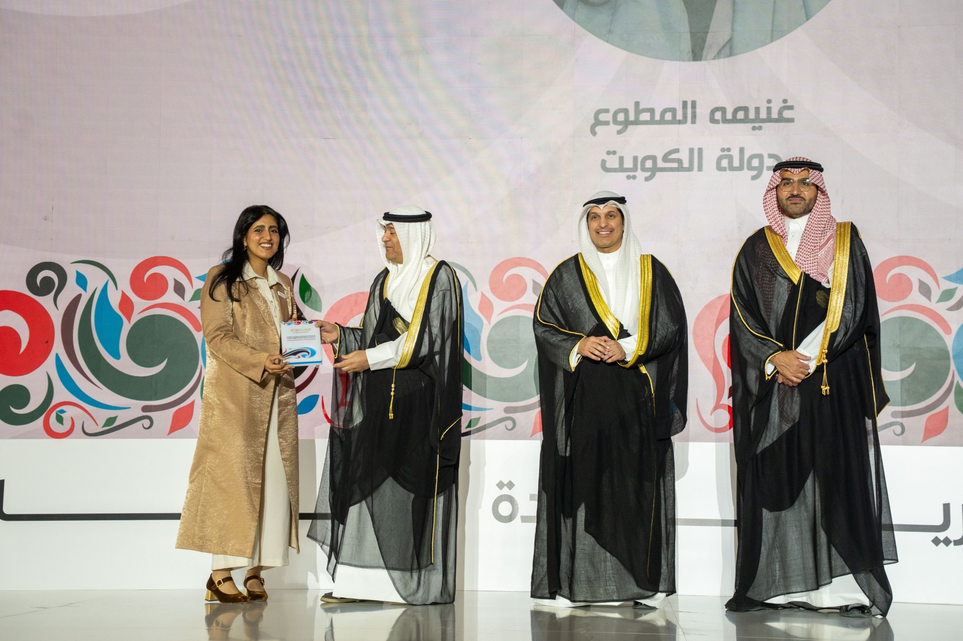 الشابة غنيمة المطوع اثناء تكريمها في احتفالية مجلس التعاون لتكريم كوكبة من الشباب الخليجيين