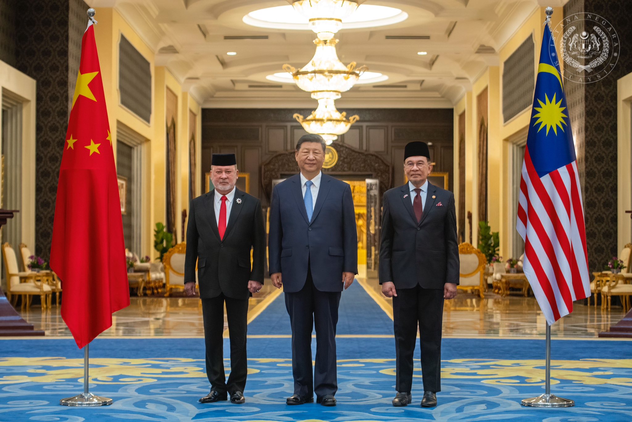 Malaysian King Sultan Ibrahim bin Iskandar and Malaysian Prime Minister Anwar Ibrahim with Chinese President Xi Jinping