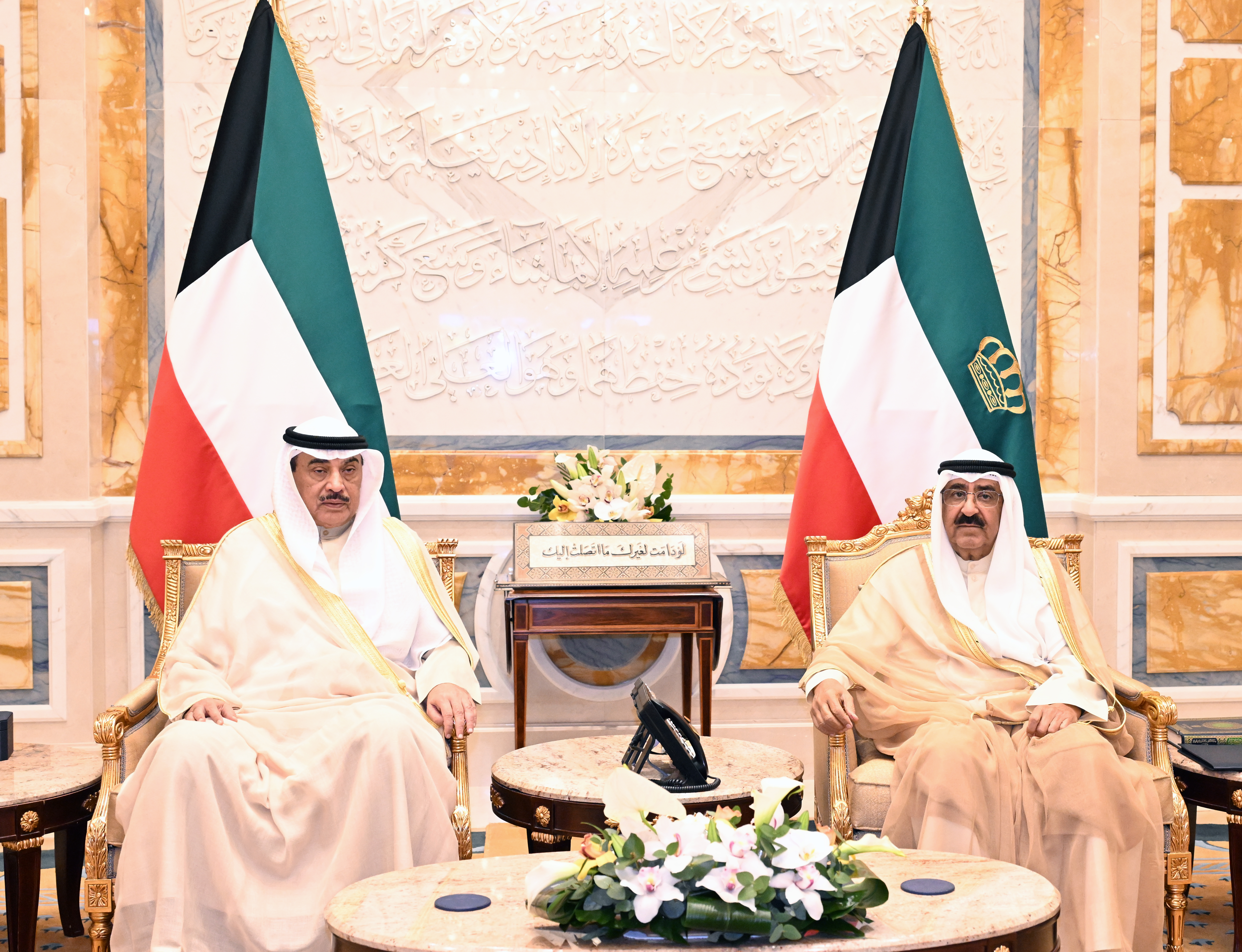 حضرة صاحب السمو أمير البلاد الشيخ مشعل الأحمد الجابر الصباح خلال استقبال سمو ولي العهد الشيخ صباح خالد الحمد الصباح