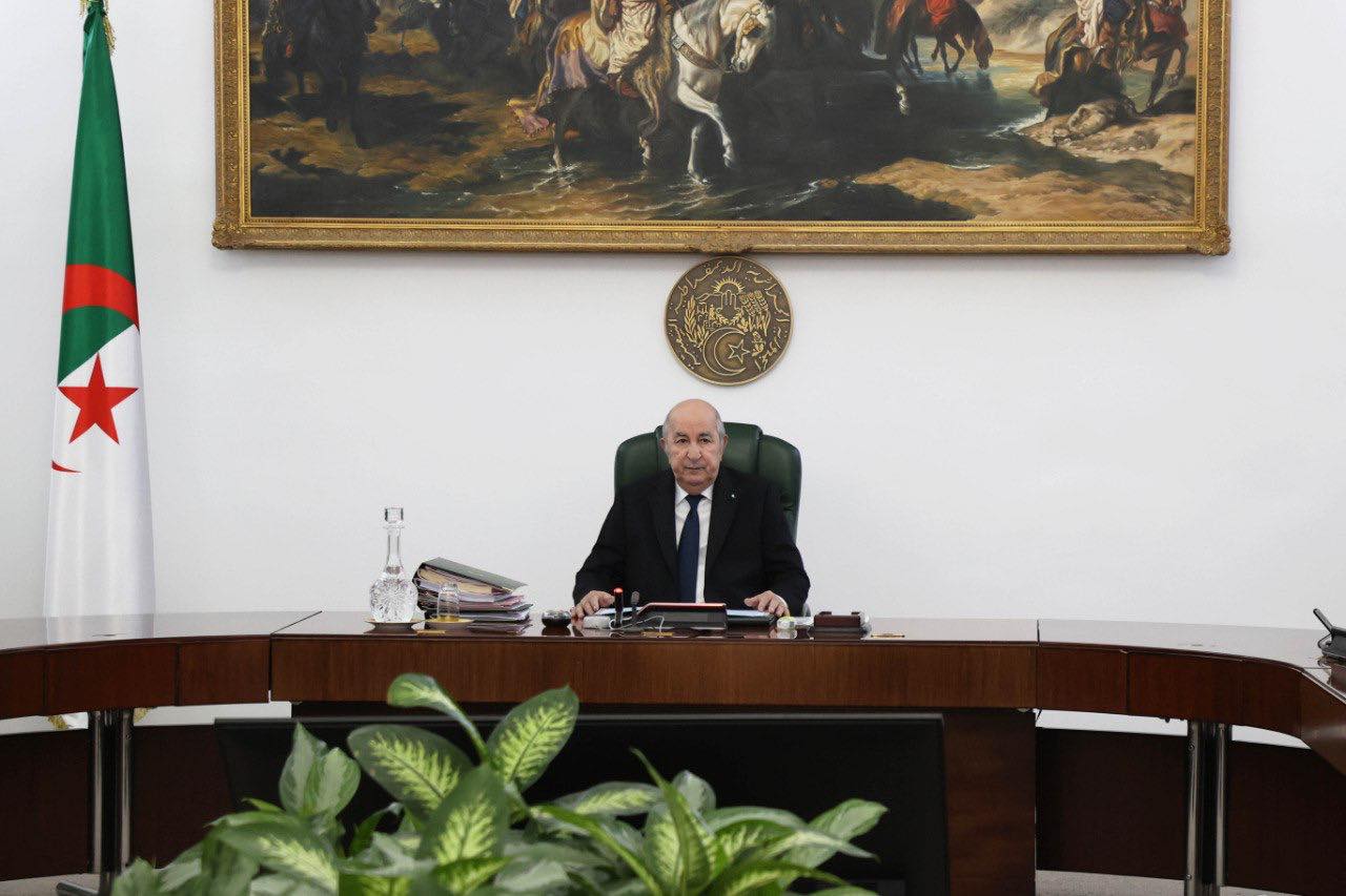 الرئيس الجزائري خلال ترؤسه اجتماع لمجلس الوزراء