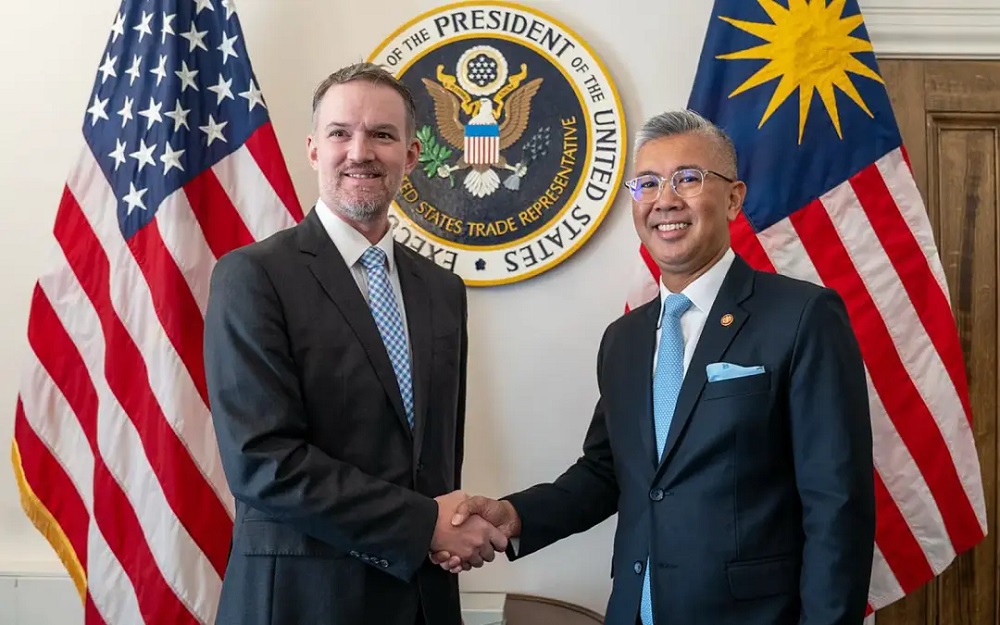 وزير الاستثمار الماليزي خلال لقائه ممثل التجارة الأمريكية
